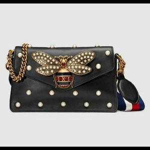 Black leather Gucci Broadway Bee bag